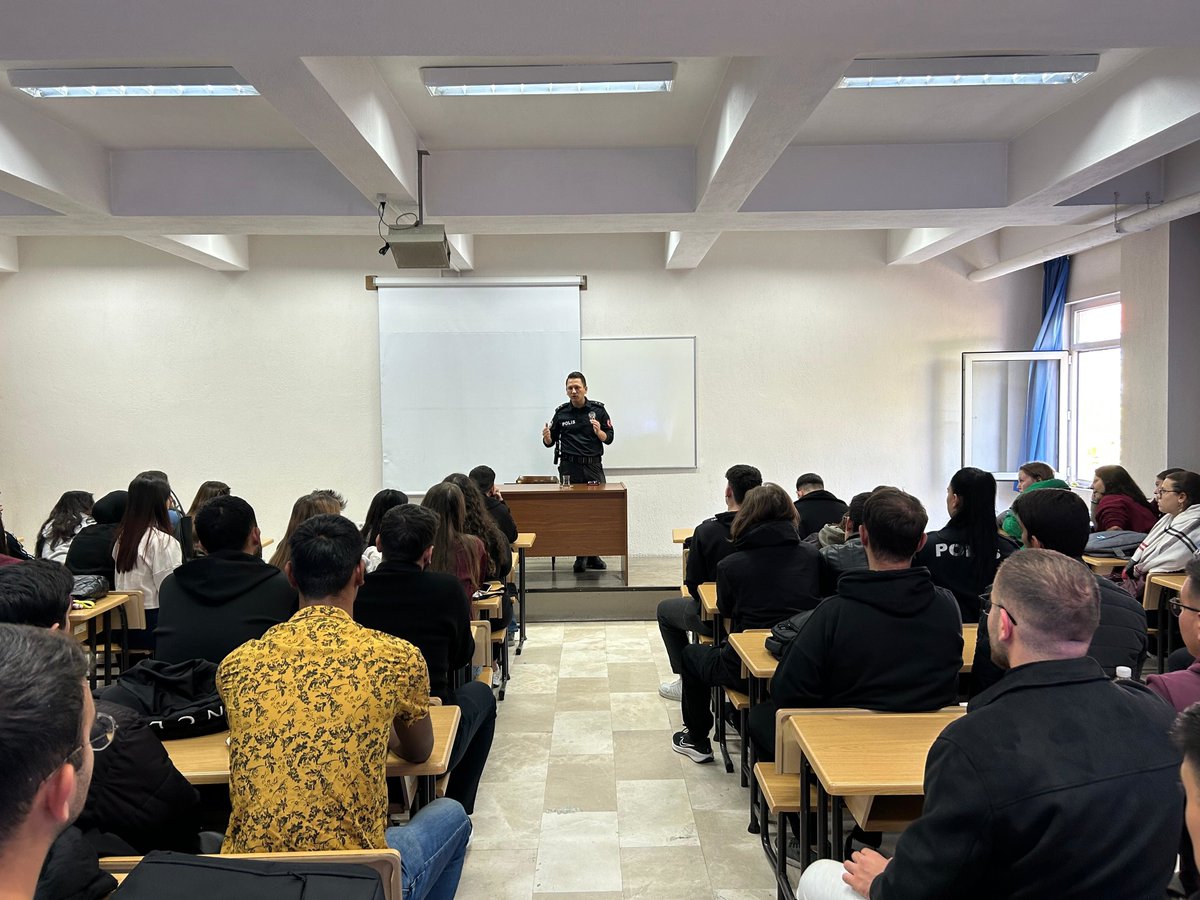 Sinanpaşa MYO Öğrencilerine KADES ve Asayiş Bilgilendirmesi Yapıldı