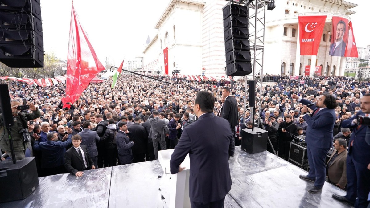 Saadet Partisi'nden gövde gösterisi