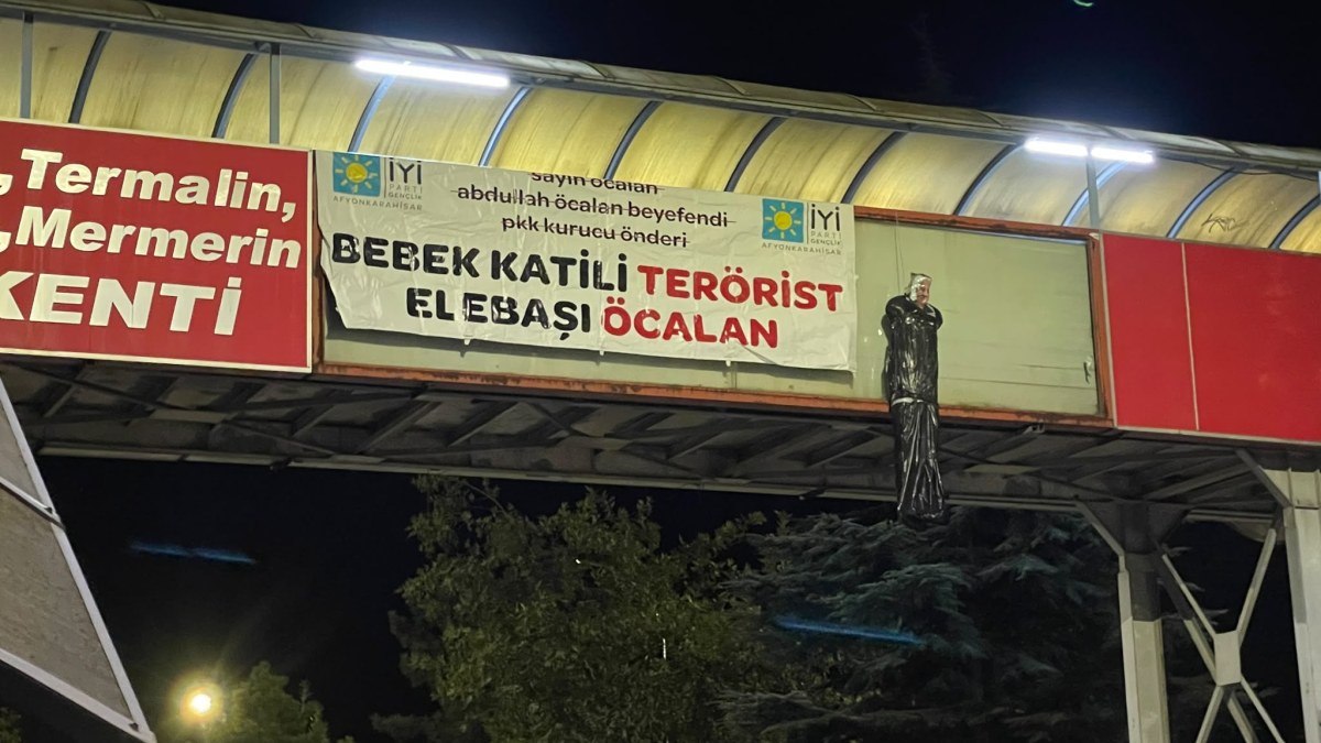 İYİ gençlerden gece yarısı Öcalan protestosu!