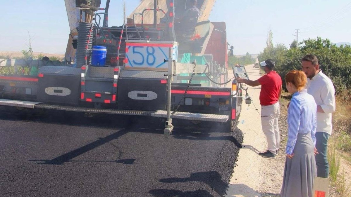 Kaymakam Bayri, Başmakçı-Dinar Yolundaki Asfalt Çalışmalarını İnceledi