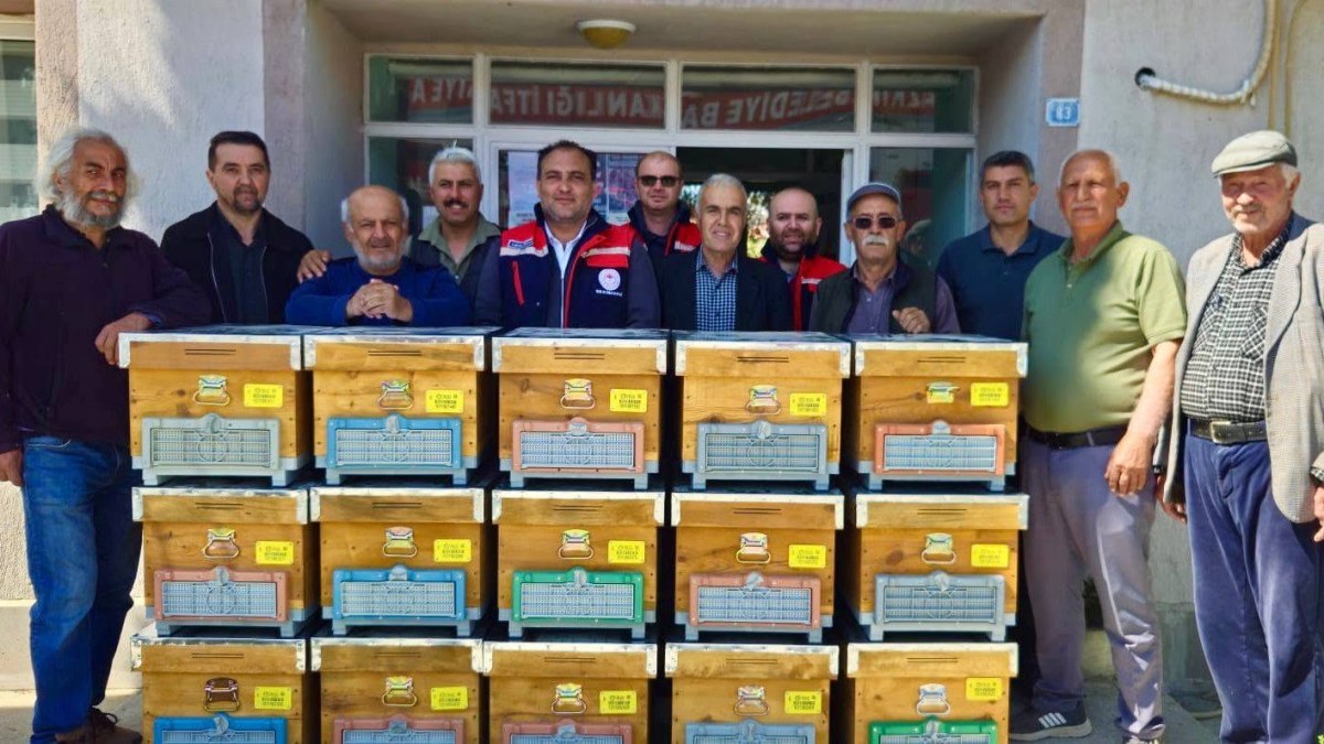 Dazkırı’da Arıcılara Kovan ve Ekipman Desteği