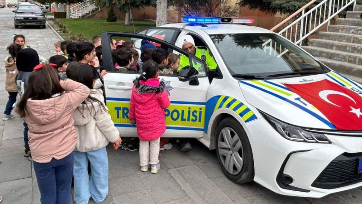 10 Nisan Polis Haftasında Öğretmen ve Öğrenciler, Emniyet Amirliği’ni Ziyaret Etti