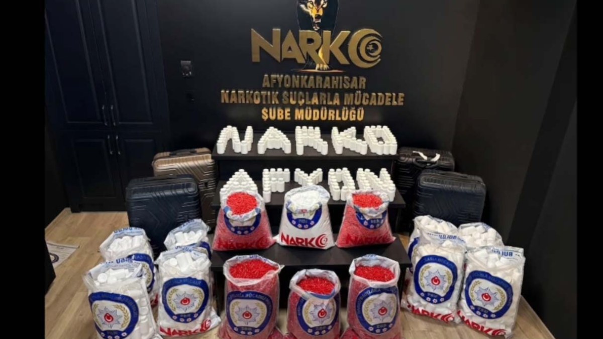 Otomobilden 76 Bin Sentetik Ecza ve 16 Kilo 750 Gram Uyuşturucu Çıktı