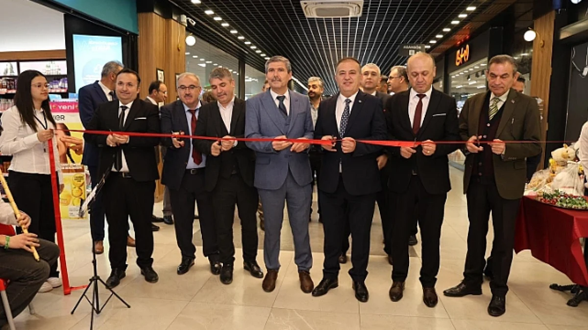 Dinar Fen Lisesi Öğrencilerinin Resim Sergisi İYAŞ AVM'de Ziyarete Açıldı