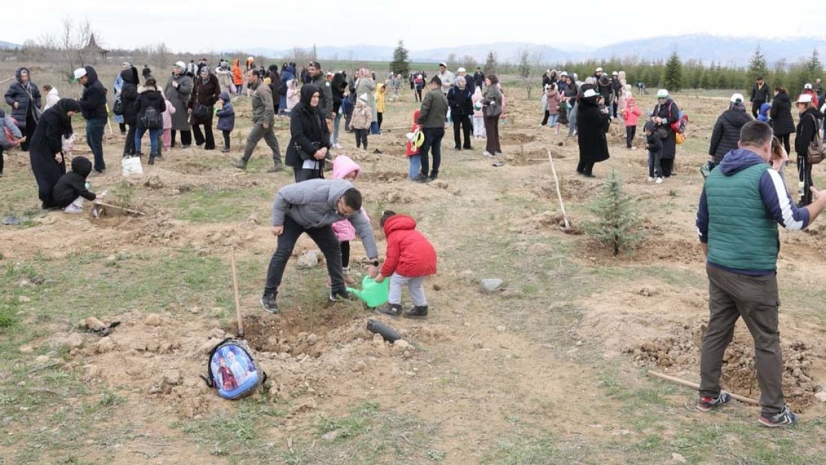 Sandıklı Kent Ormanı’nda Fidanlar Toprakla Buluştu