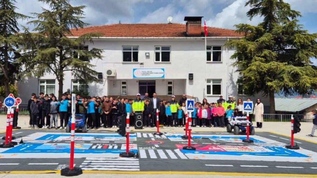 Niksar'da Jandarma Ekipleri Öğrencilere Uygulamalı Trafik Eğitimi Verdi