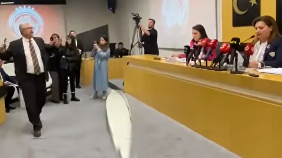Belediye Meclisi’nde Yeni Parti Grubu İle Başkan Köksal Arasında Mikrofon Tartışması