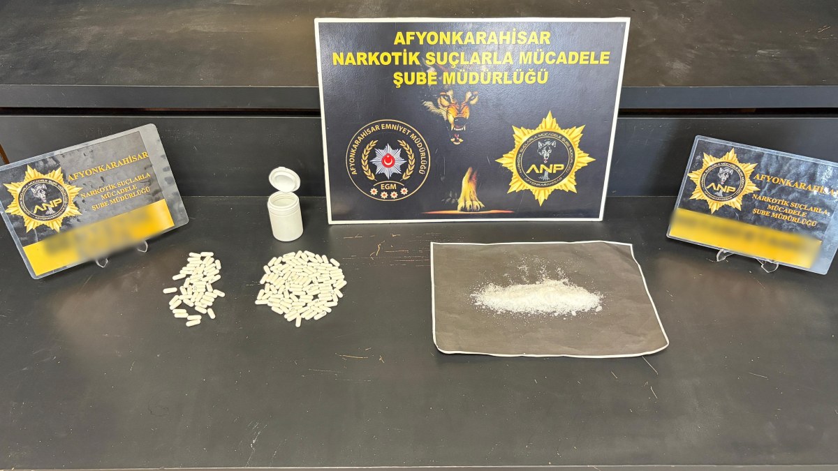Afyonkarahisar’da Otomobilden 20 Gram Uyuşturucu Ve 140 Sentetik Ecza Çıktı
