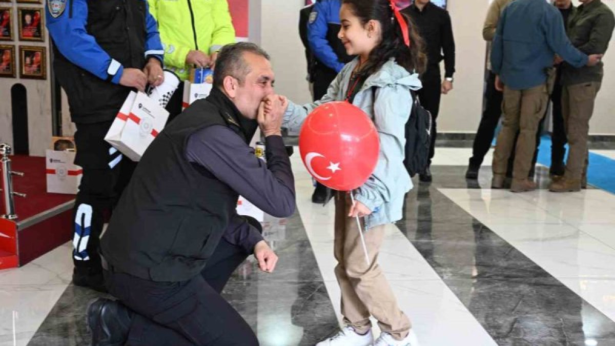 Minik Öğrenciler Polis Haftası Kapsamında Emniyet Müdürlüğünü Ziyaret Etti