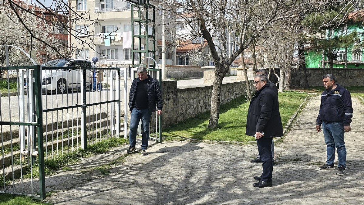 Şuhut Belediye Başkanı Muhittin Özaşkın Nazım Özer Parkı'nda İnceleme Yaptı