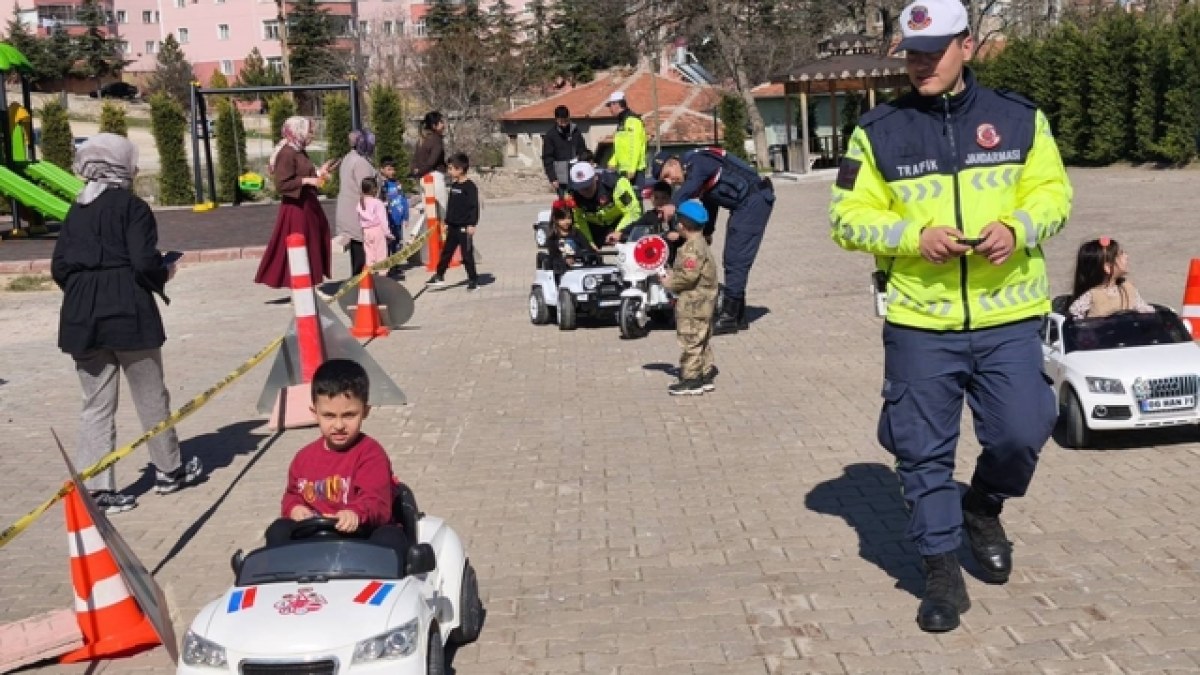 Anaokulu Öğrencilerine Trafik Kuralları Anlatıldı