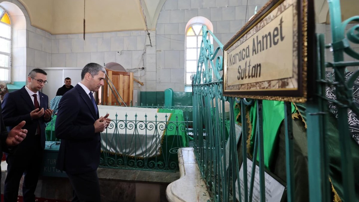 Vali Aktaş’tan türbe ziyareti