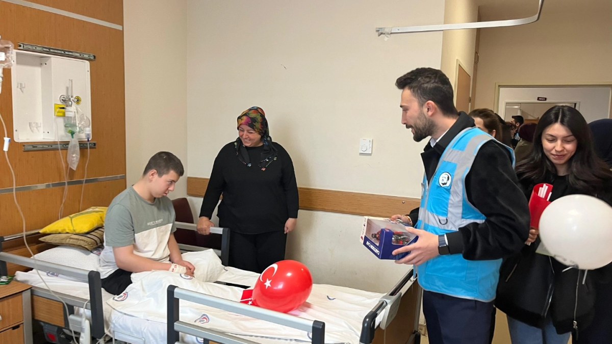 Hastanedeki Miniklere 23 Nisan Sürprizi