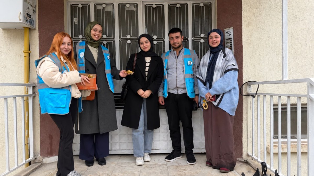 Ak Gençlik’ten 18 Yaşına Giren Gençlere Sürpriz Doğum Günü Ziyareti