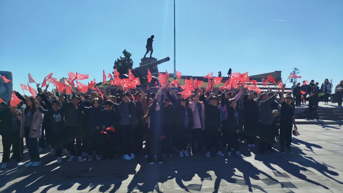Afyonkarahisar’da 180 Öğrenci Kocatepe’de Tarihe Yolculuk Yaptı!