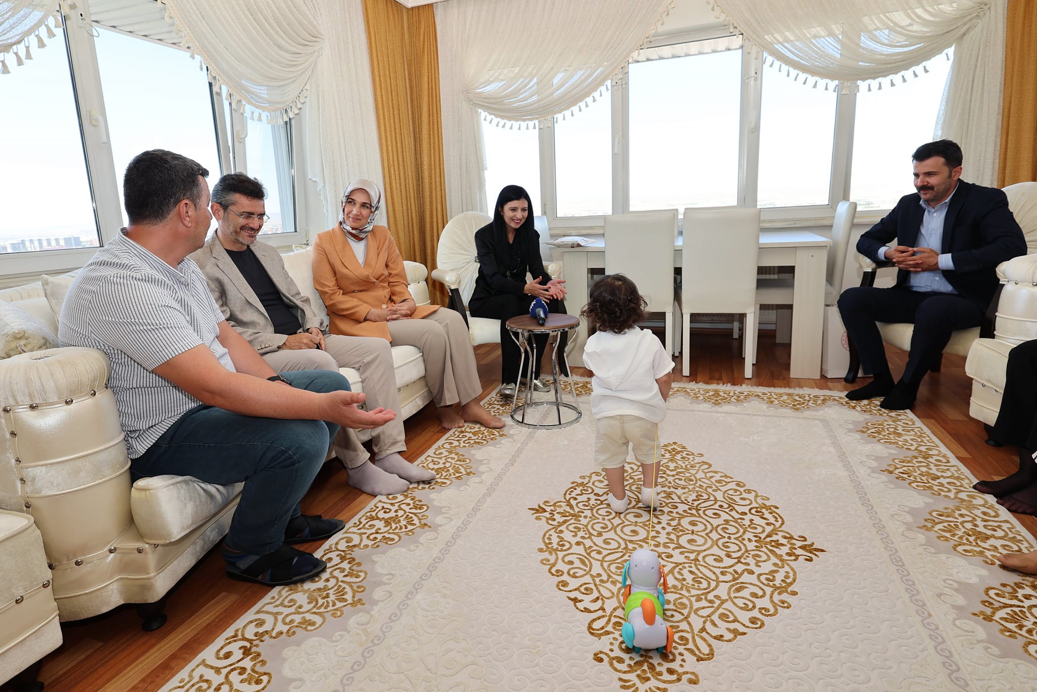 Vali Yiğitbaşı, Koruyucu Aileye Teşekkür Etti