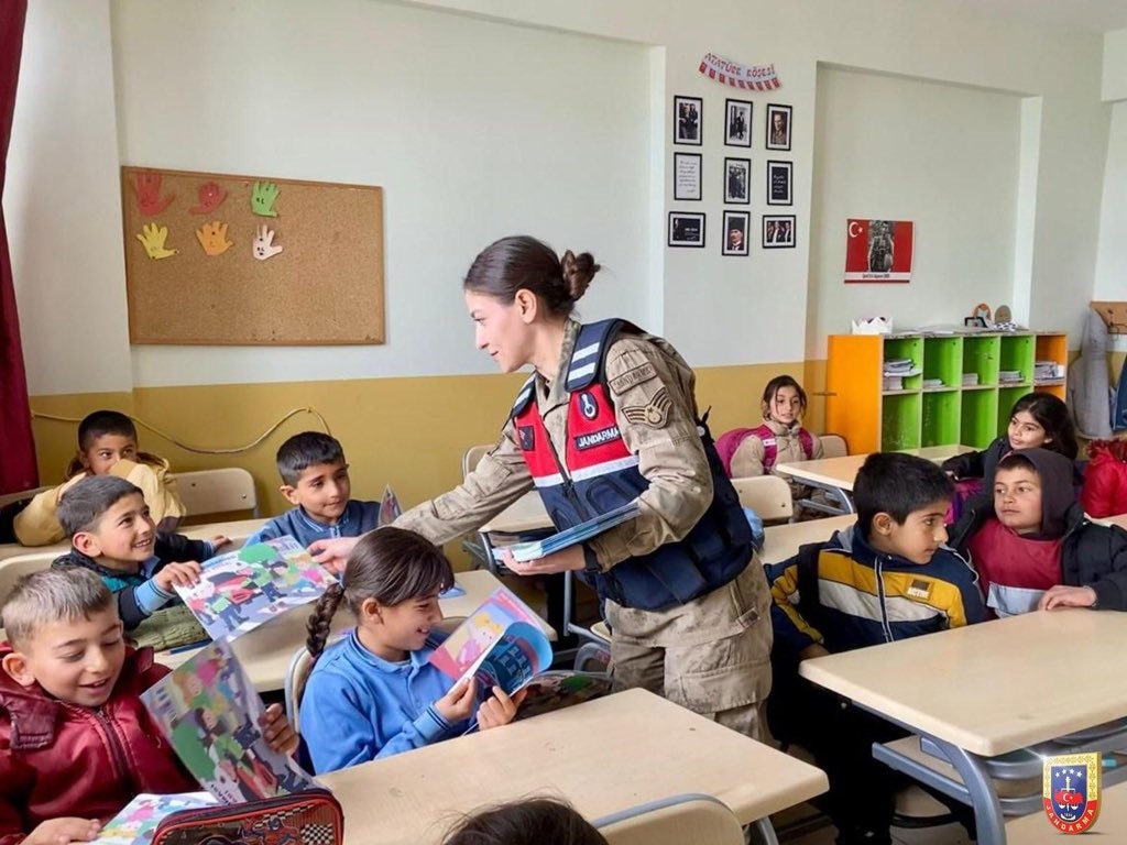 Jandarma Ekipleri Öğrencilere Yönelik Bilgilendirmelerine Aralıksız Devam Ediyor