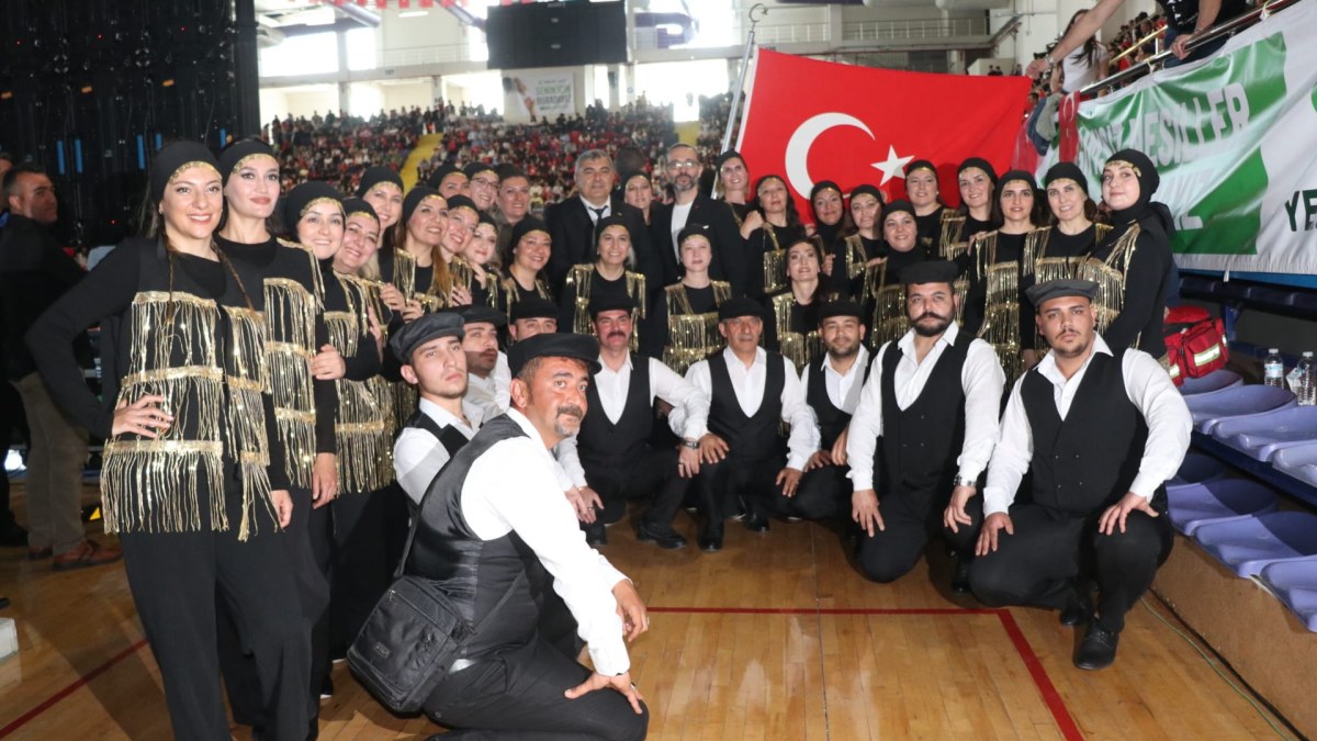 Maarif Halk Dansları Topluluğu 19 Mayıs Kutlamalarına Damga Vurdu