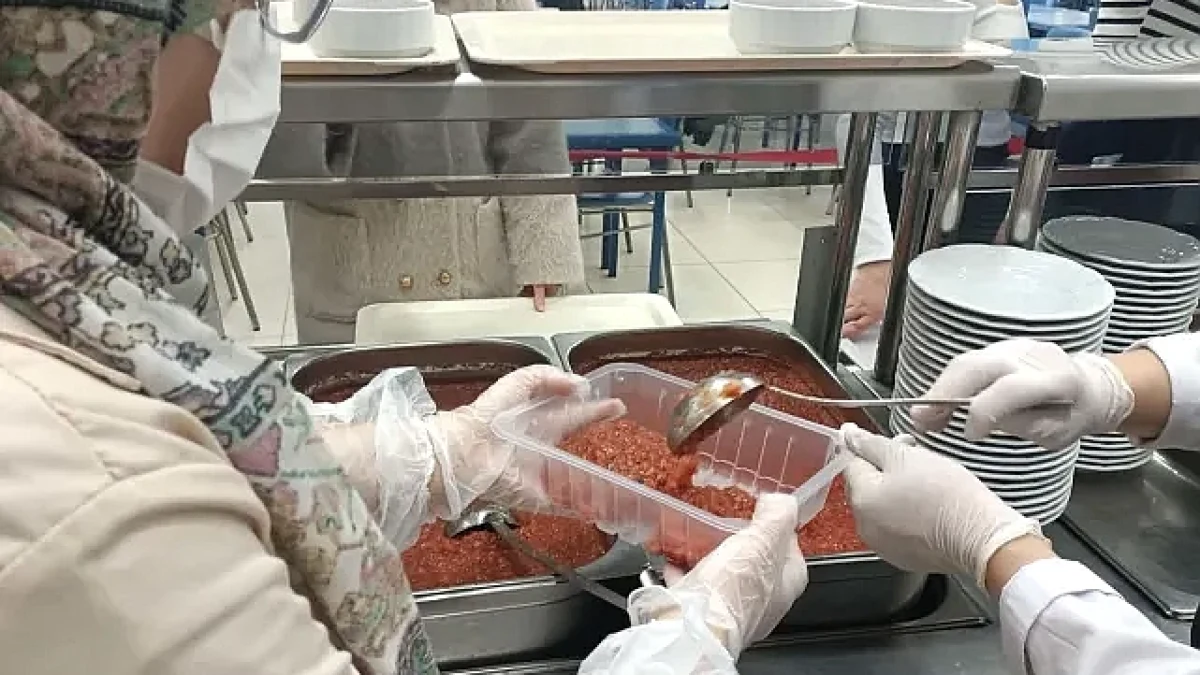 Afyonkarahisar'da GSB Öğrencileri İhtiyaç Sahiplerine Yemek Ulaştırdı