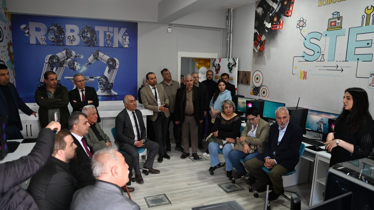Emirdağ’da Bir İlk Daha: Robotik Kodlama Atölyesi Hizmete Açıldı