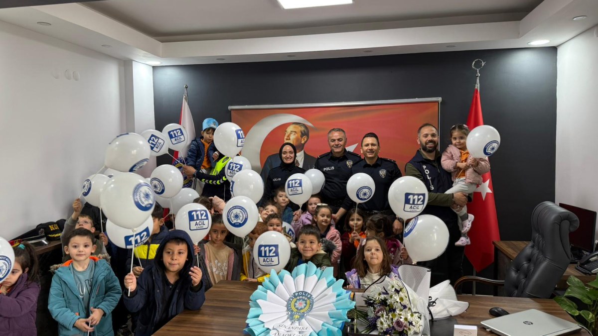 Afyonkarahisar’da miniklerden polise anlamlı ziyaret