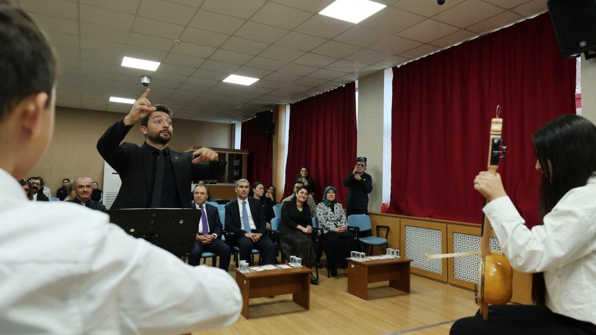 Vali Naci Aktaş ve Eşi Çocukların Müzik Heyecanına Ortak Oldu