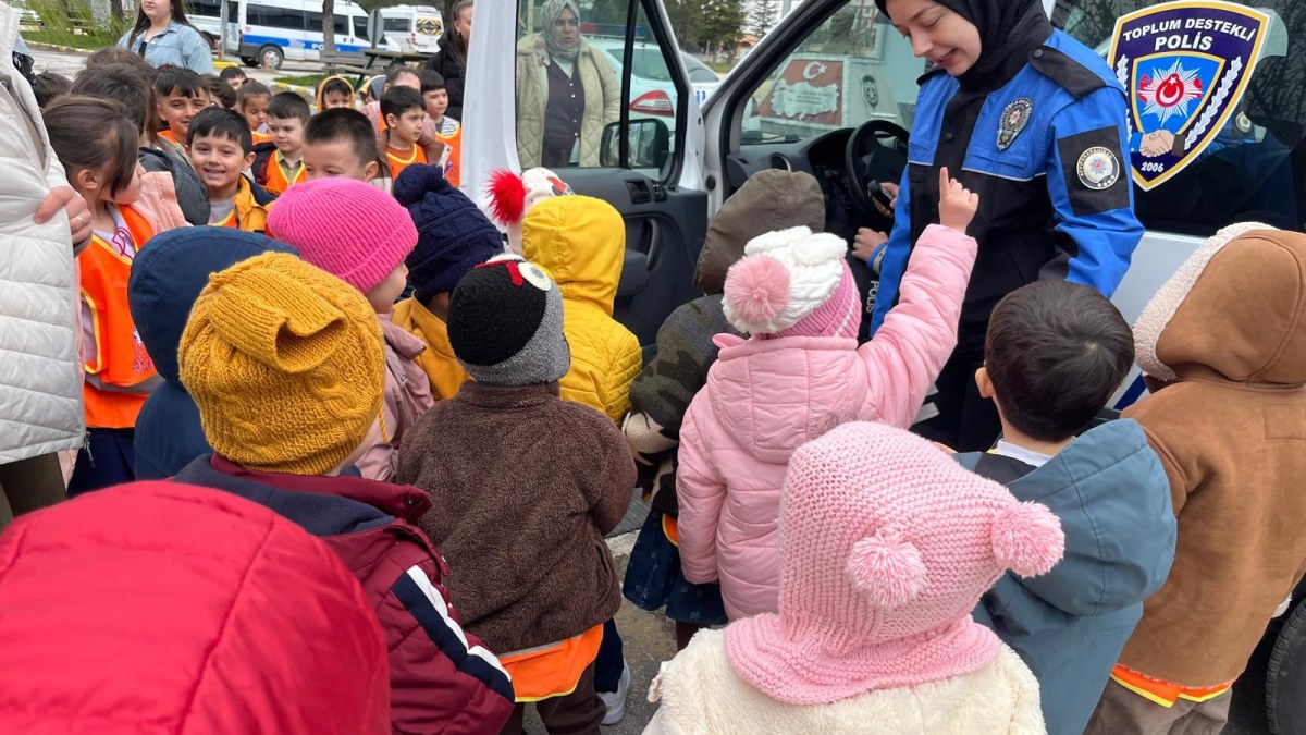 Afyon'da minik öğrencilerden Polis merkezine ziyaret