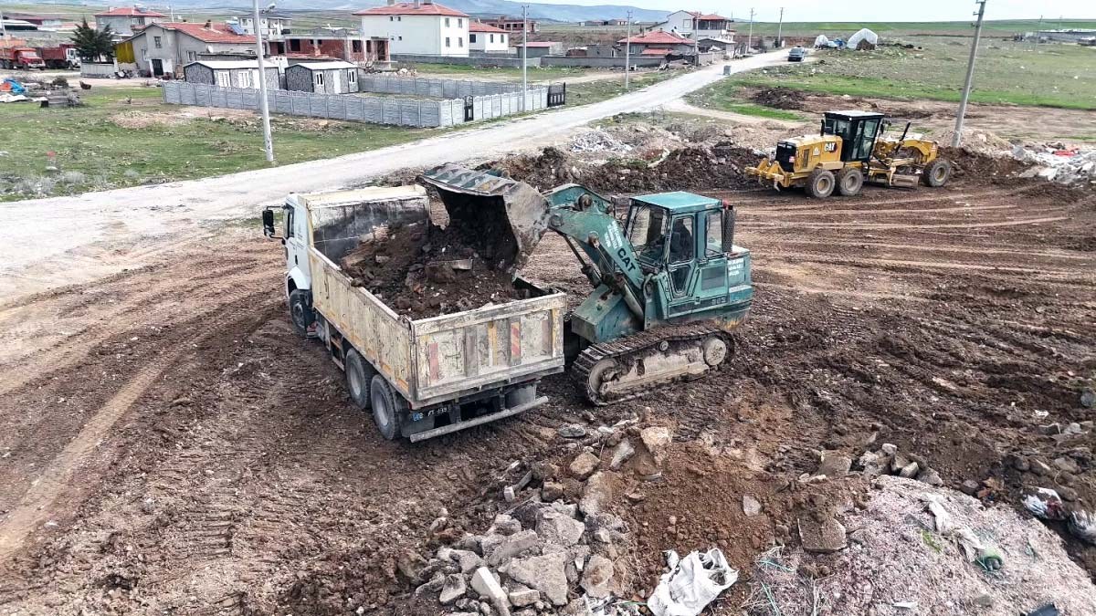 Bolvadin'de Yılların Moloz Yükü Temizleniyor: Karabağlar Mahallesi'nde Çevre Seferberliği