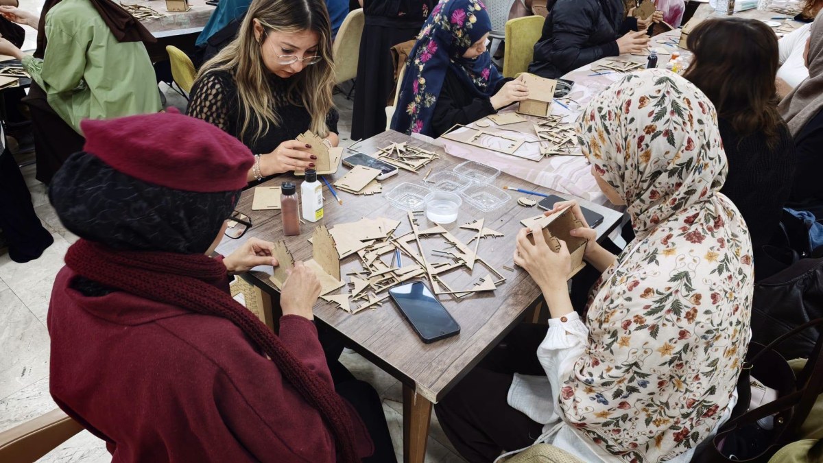 Diyanet Gençlik Merkezi’nde Kuş Evleri Renklenip Ağaçlara Asıldı
