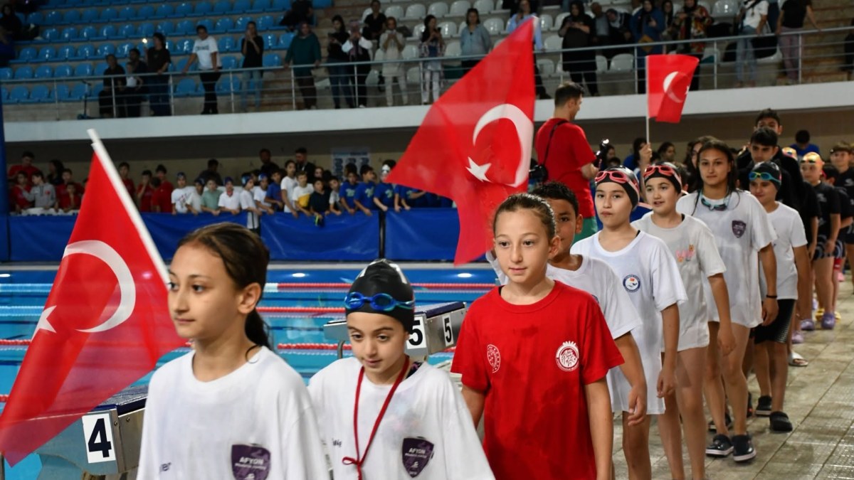 Afyonkarahisar’da Yüzme Heyecanı: 3 Sporcu Türkiye Şampiyonası’na Vize Aldı