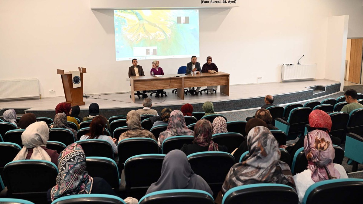 İlahiyat Fakültesi Öğrencileri, Başarılı Mezunlarla Buluştu