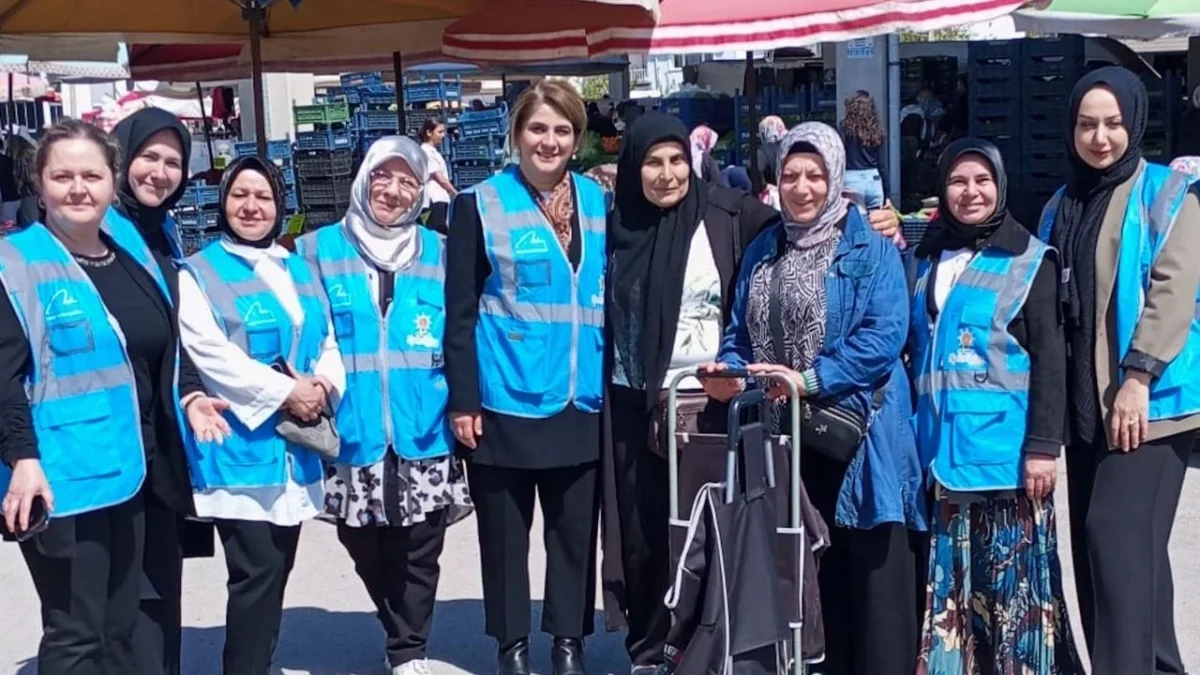 AK Kadınlar Kanlıca Pazarı’nda vatandaşla buluştu