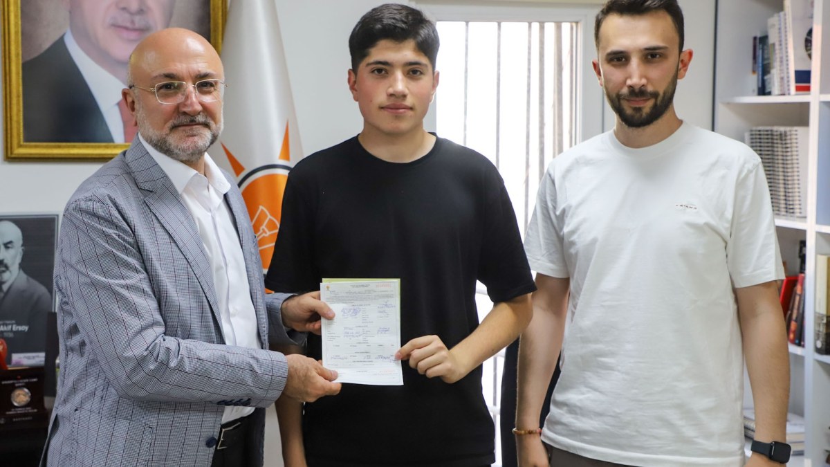 AK Gençliğe Katılan Gence Rozeti Başkan Şahin Taktı