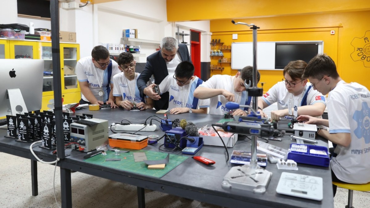 Lise Öğrencileri, Robot Olimpiyatlarında Dünya Şampiyonu Oldu