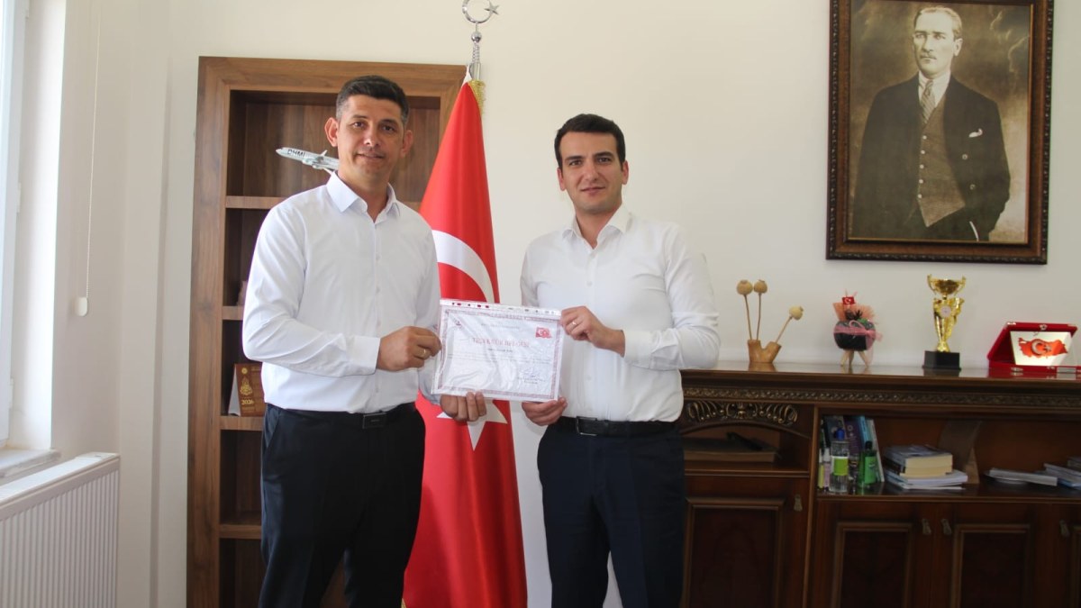 Kaymakam'dan Muhtara başarı ödülü...