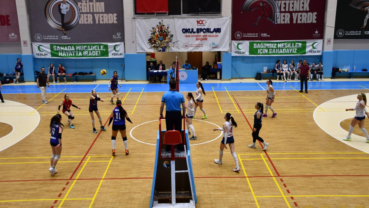 Küçük Kızlar Voleybol Kulüp Müsabakaları Tınaztepe Spor Salonunda Başladı