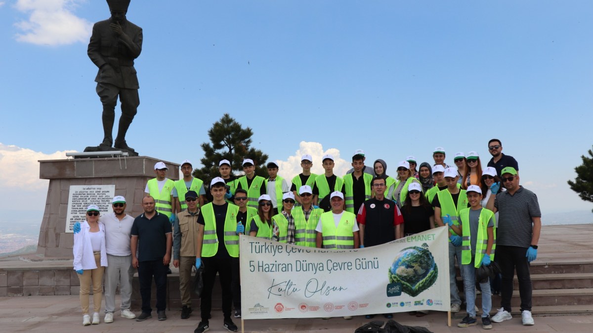 Afyon Eğitim Vakfı Bursiyerlerinden Kocatepe'de Çevreye Vefa