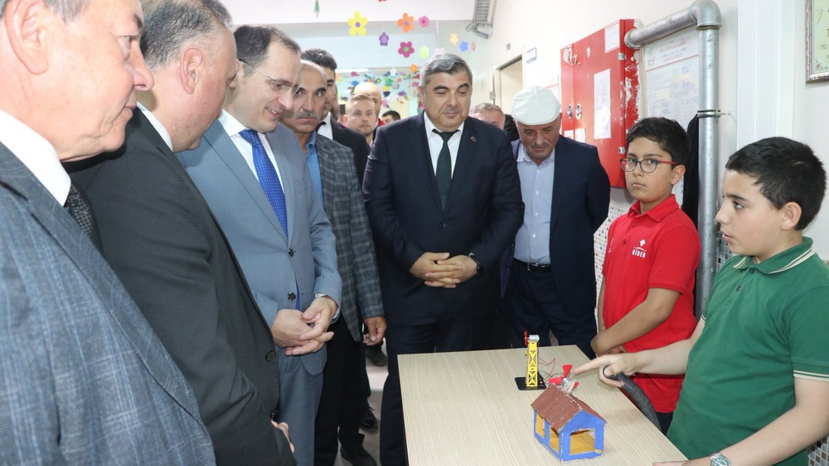 Çay’da Bilim Şöleni: Öğrenciler TÜBİTAK 4009 Bilim Fuarında Projelerini Sergiledi