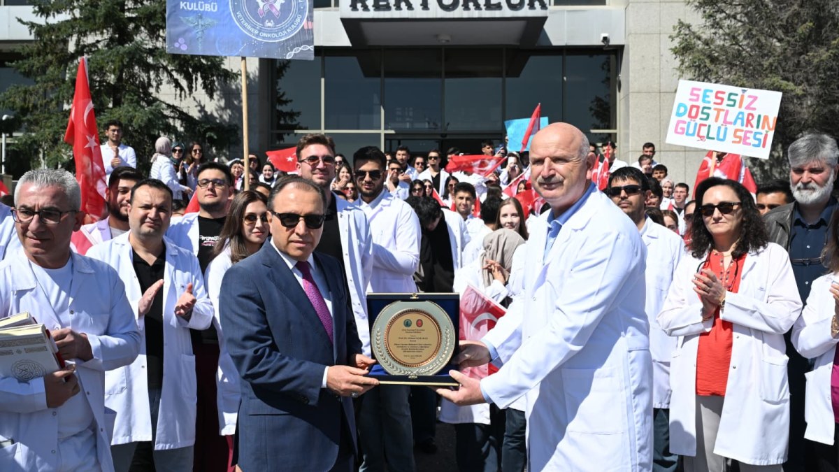 AKÜ’de “Dünya Veteriner Hekimler Günü” Kortej Yürüyüşü ve Düzenlenen Etkinliklerle Kutlandı