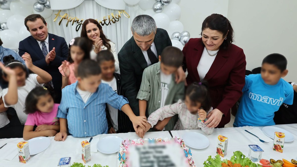 Vali Aktaş ve Eşi Emirdağ’da Çocuklarla Buluştu