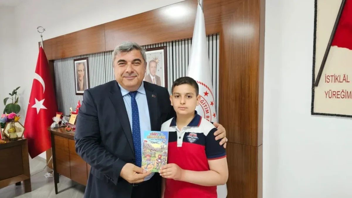 Afyon'lu Küçük Yazar İlk Kitabını Müdür Sünnetci’ye Hediye etti