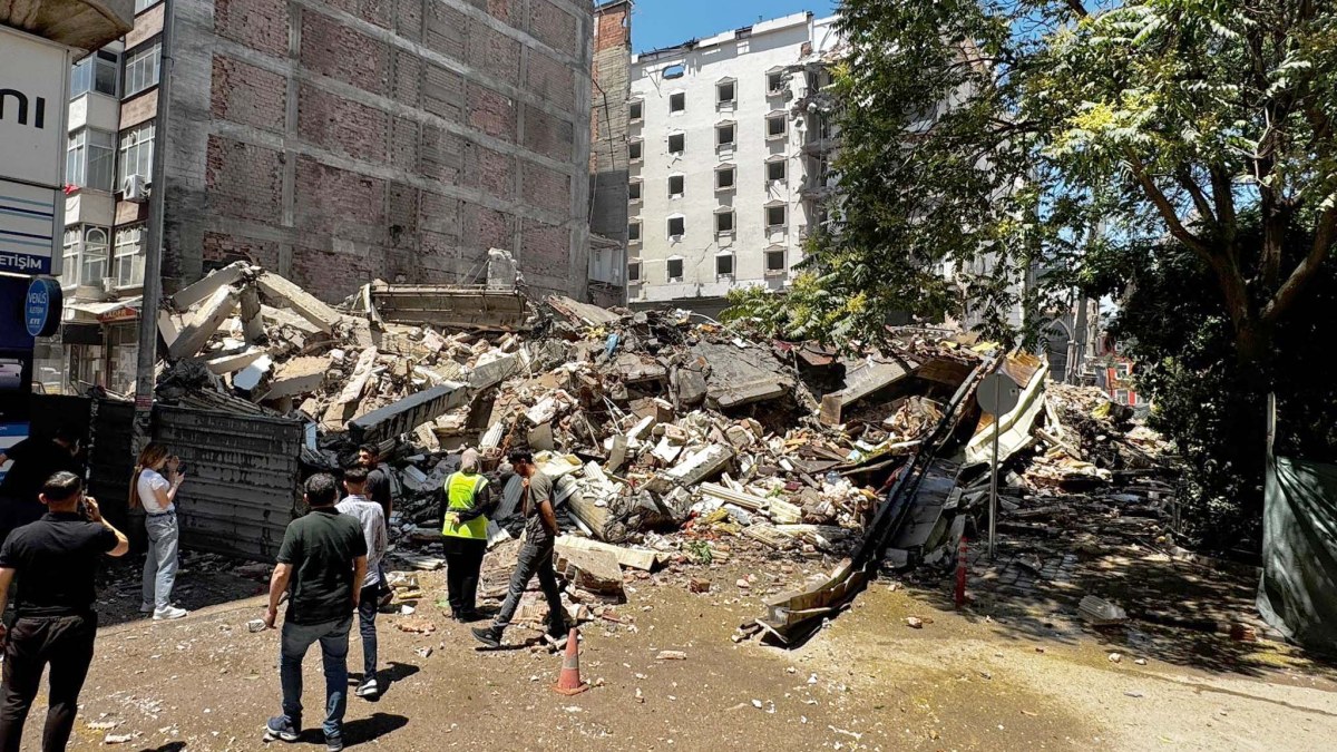 Çakmak Otel yıkımından zarar gören işyerleri tahliye edildi