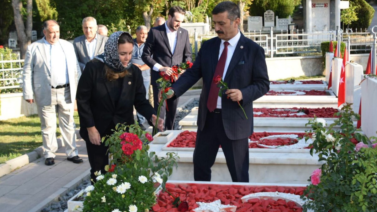 İYİ Parti Genel Merkez Heyeti Hava Şehitliği’ni Ziyaret Etti