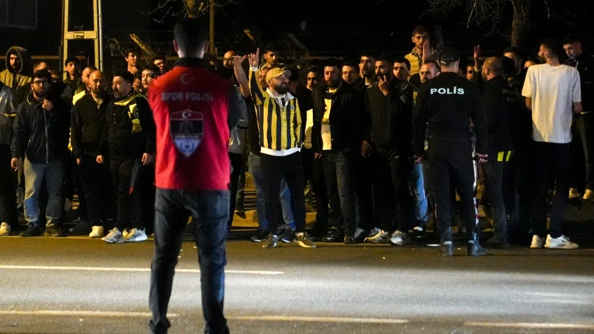 Fenerbahçe'de İstifa Protestosu: Otobüse Yabancı Madde Atıldı