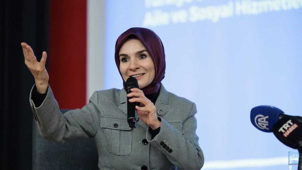 Bakan Göktaş, Uluslararası Milli İrade Kız Anadolu İmam Hatip Lisesi'nde öğrencilerle buluştu