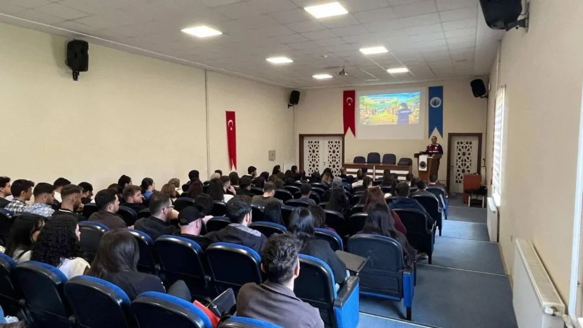 Afyon'da Jandarma Üniversite Öğrencilerine Bağımlılıkla Mücadele Eğitimi verdi