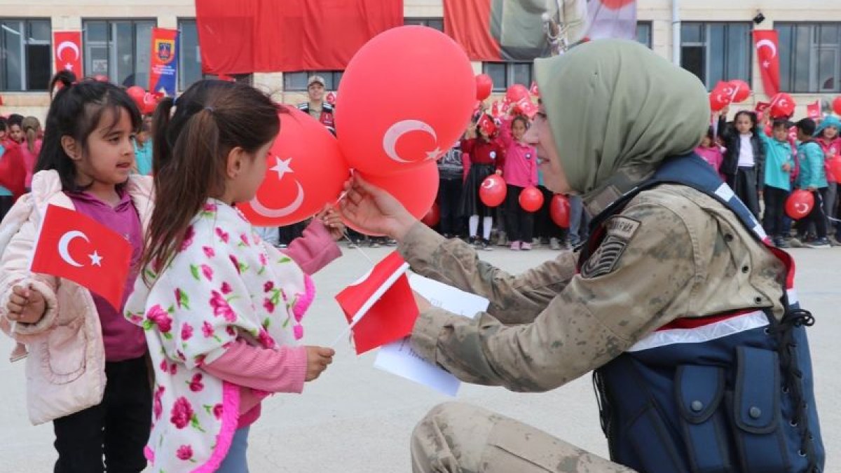 Jandarma, Köy Çocuklarının Bayramını Etkinliklerle Kutladı