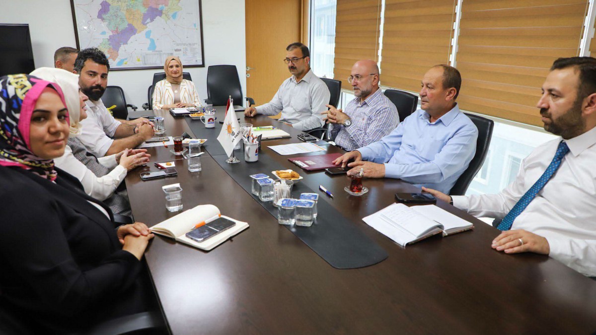Başkan Şahin, sahada vatandaşla, masada teşkilatla