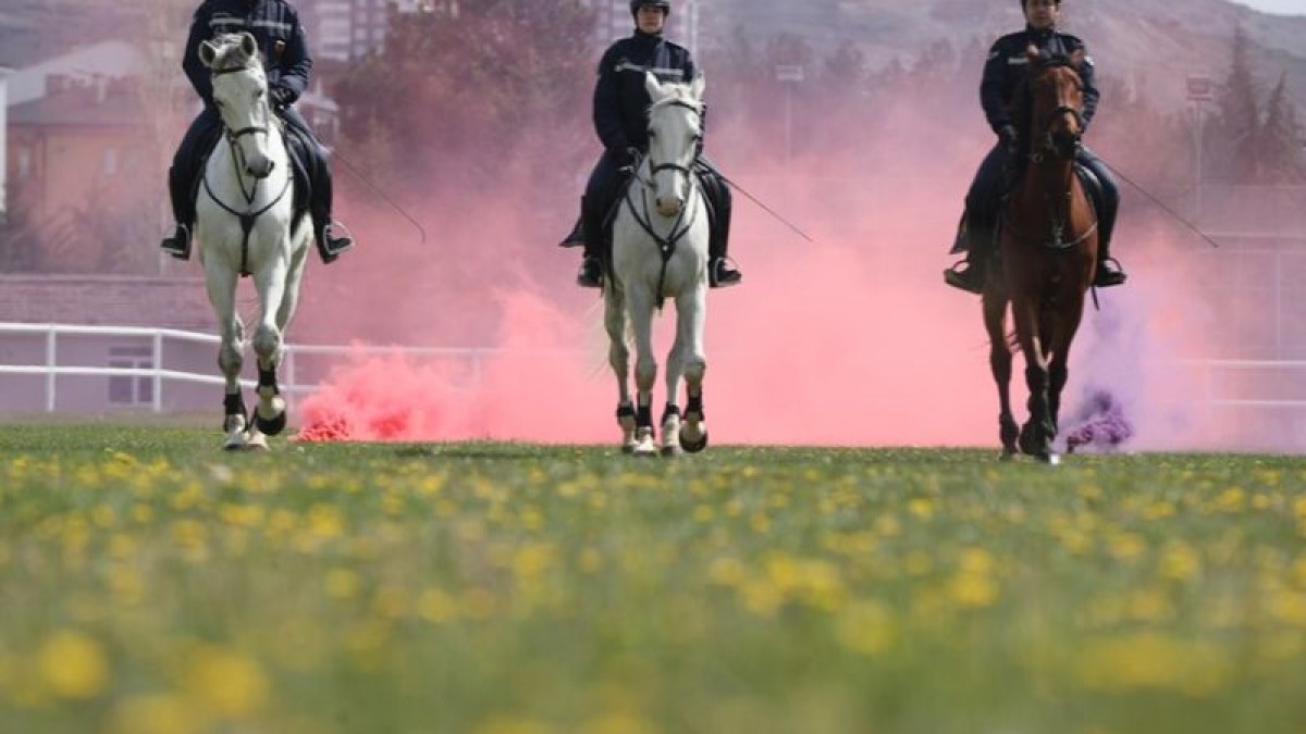 Jandarmanın Sahadaki Yardımcıları Zorlu Eğitimden Geçiyor