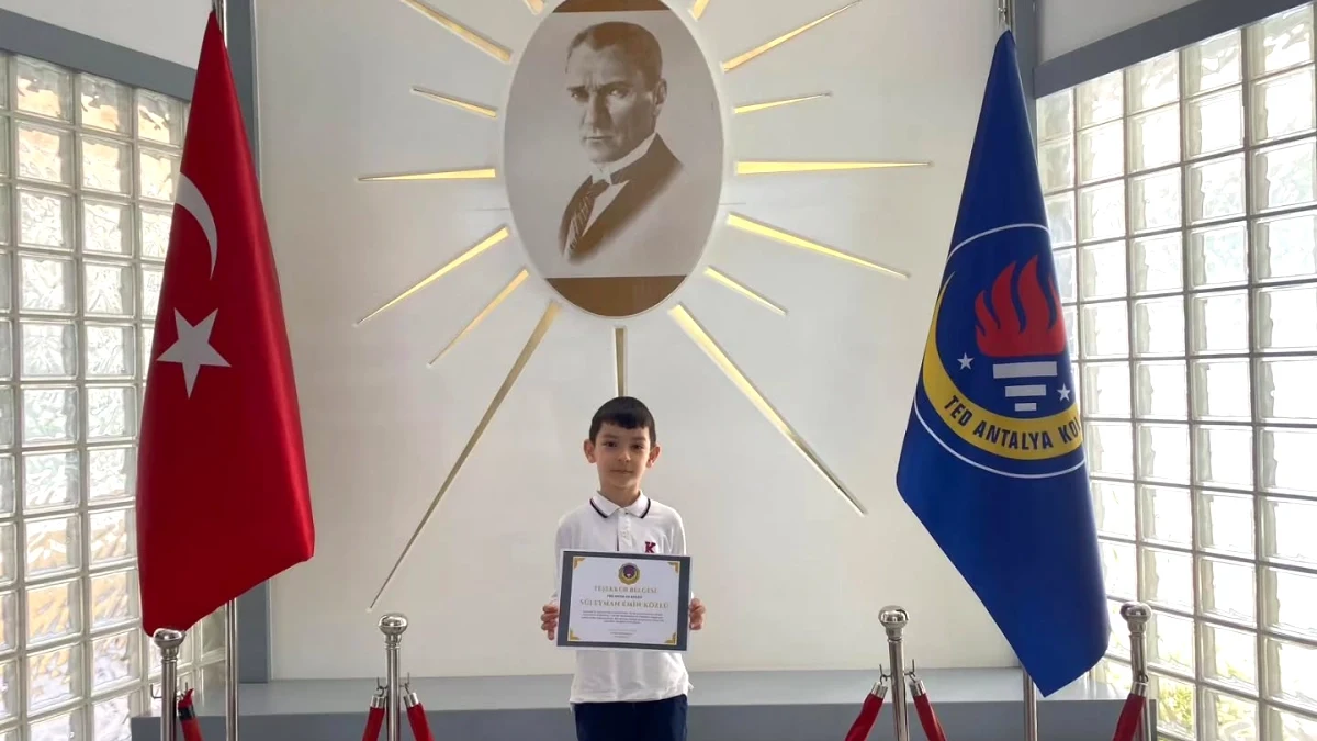 Antalyalı Minik Sanatçıdan Dünya 3.lüğü: 6.770 Eser Arasından Sıyrıldı